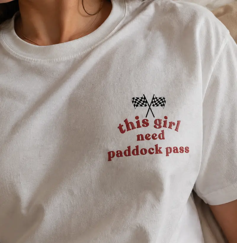 This girl need paddock pass - Camiseta