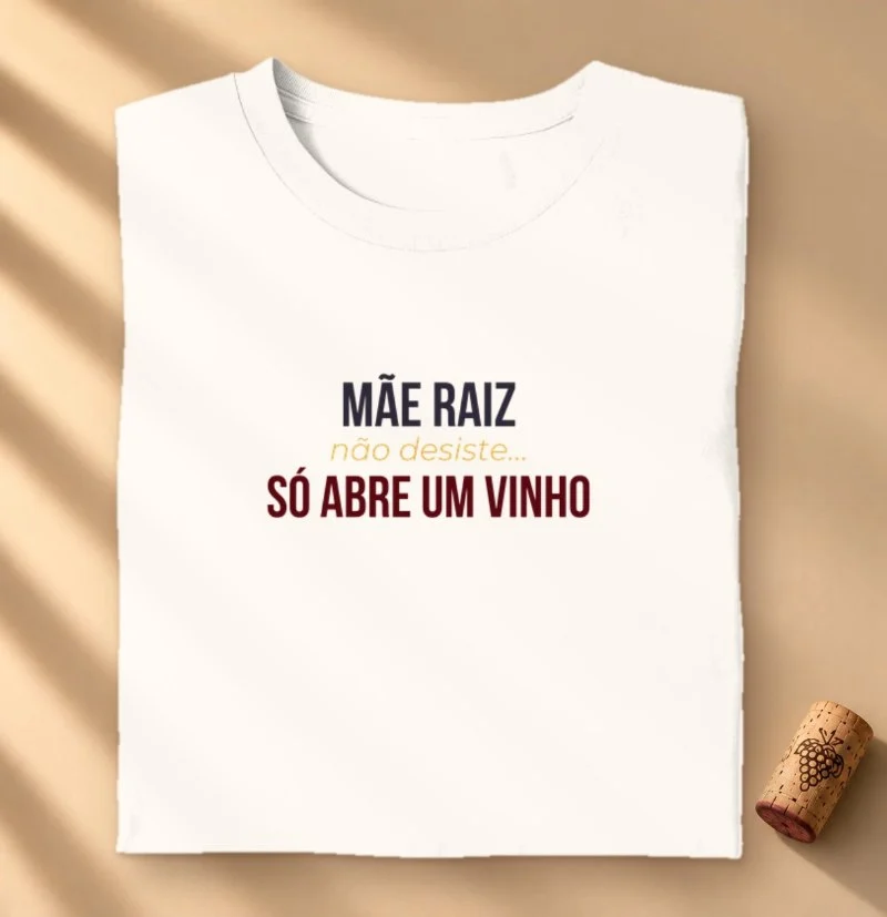 Camiseta Mãe Raiz – Não Desiste, Só Abre um Vinho - Camiseta