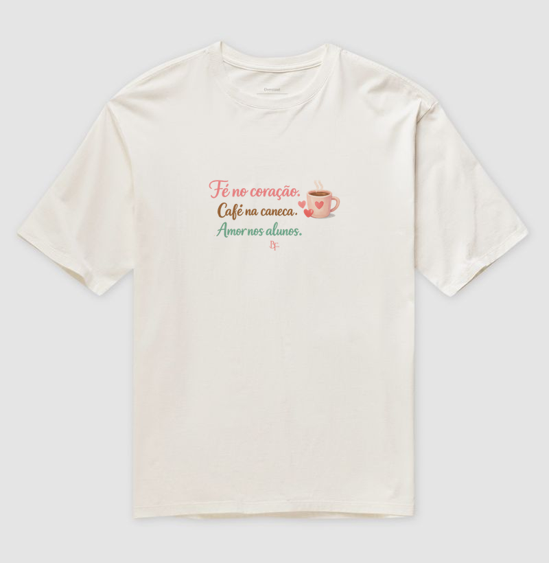 Fé no coração. Café na caneca. Amor nos alunos. - Camiseta Oversized