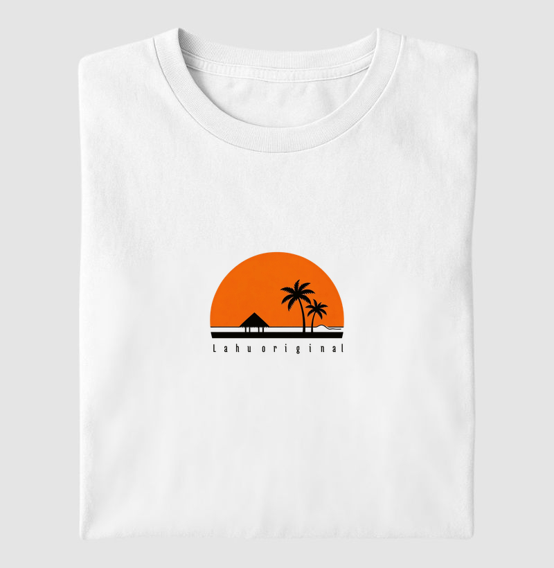 Essa estampa é um exemplo encantador do poder do minimalismo. Com poucos elementos — um grande sol alaranjado ao fundo, duas palmeiras negras e uma cabana simples — ela transmite uma sensação de tranquilidade tropical e liberdade - Camiseta