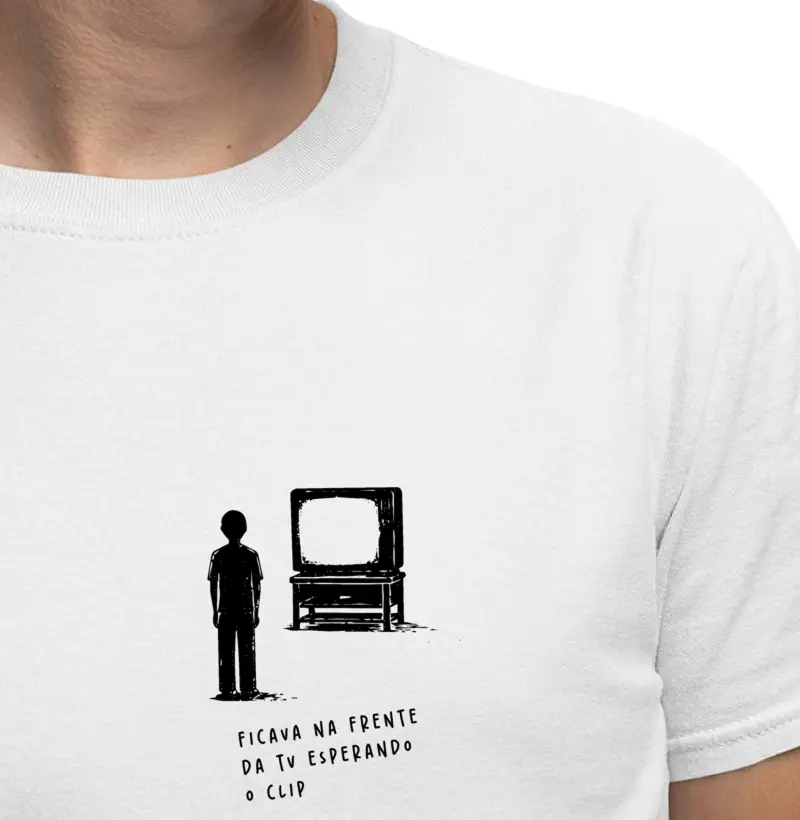 Camiseta Ficava na Frente da TV Esperando | No Peito