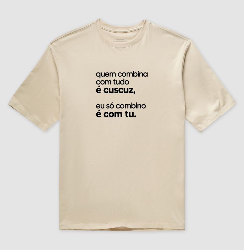Quem combina com tudo é cuscuz, eu só combino é com tu. - Camiseta Oversized