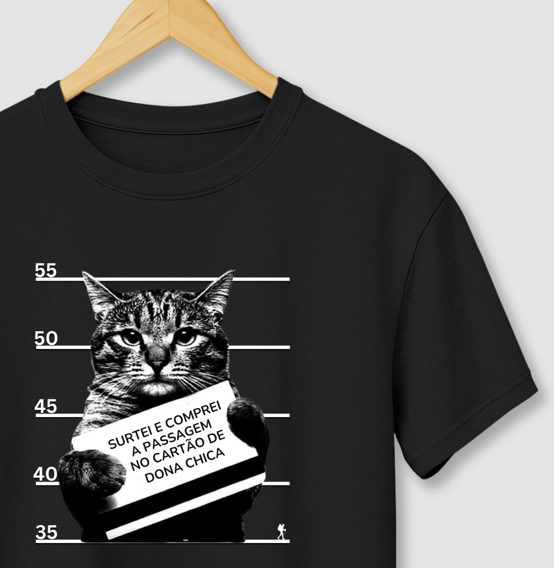Camiseta Surtei e Comprei a Passagem no Cartao de Dona Chica | Humor Viagem Gato | Colecao Viciados em Viagem | Excursionista