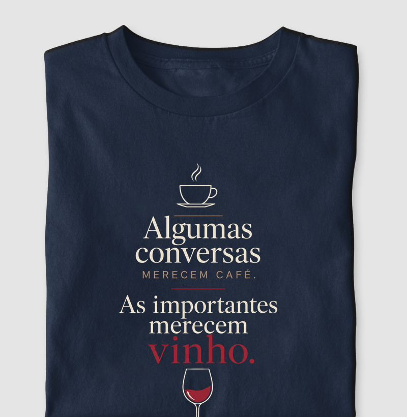 Camiseta Algumas Conversas Merecem Café. As Importantes Merecem Vinho.