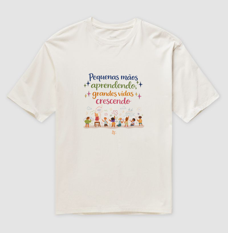 Pequenas Mãos Aprendendo, Grandes Vidas Crescendo - Camiseta Oversized