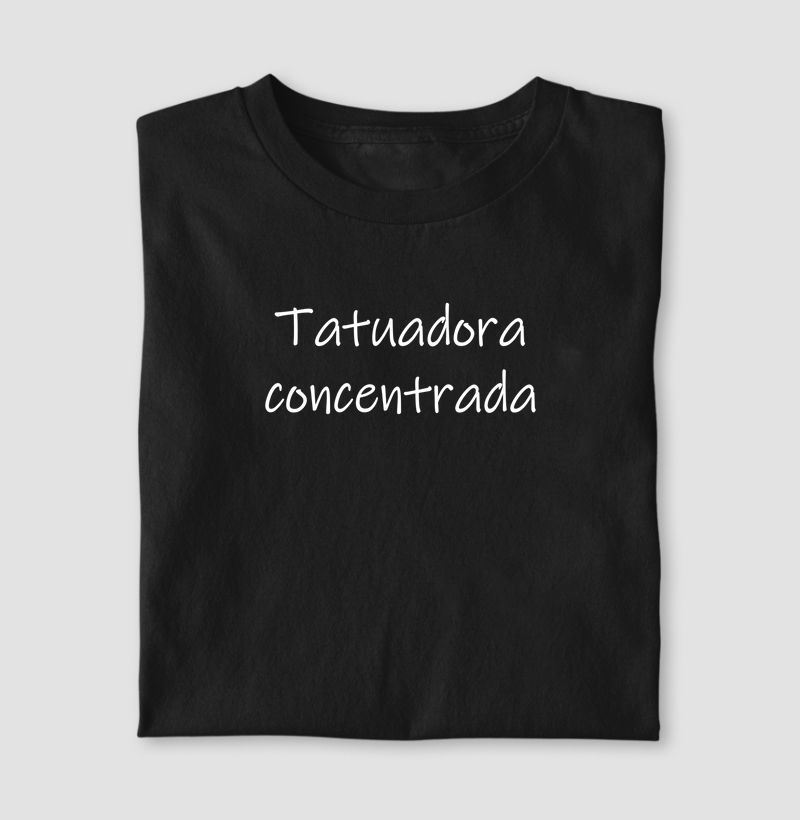 Tatuadora concentrada
