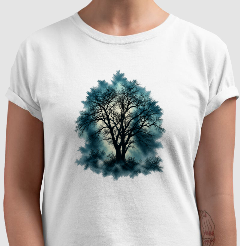 O Invisível que Sustenta | Camiseta Árvore na Névoa