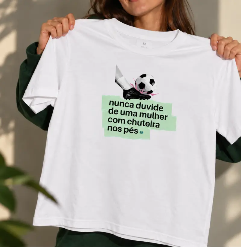 Mulher com Chuteira nos Pés