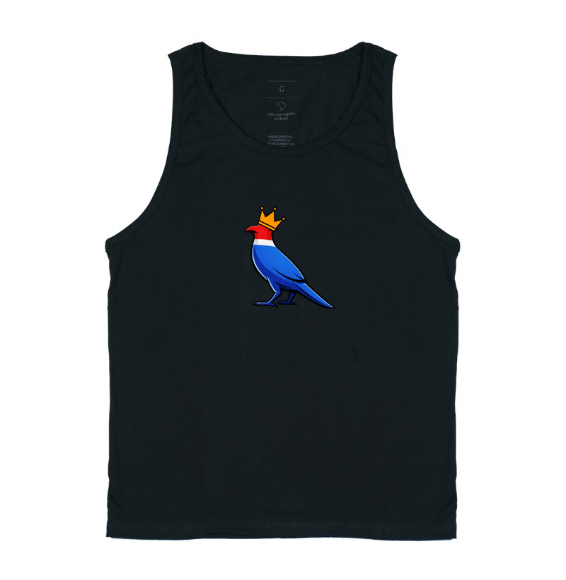 👑 O Carcará colocou sua coroa!  Mais que uma estampa, é um grito de orgulho nordestino. O Rei do Sertão surge com suas cores vibrantes — vermelho, branco e azul — representando a força, coragem e resistência de um povo que nunca se curva diante das dificuldades. - Regata