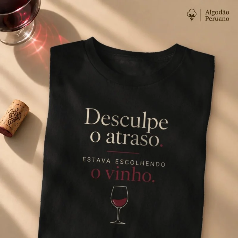 Camiseta Vinho - Desculpe o Atraso. Estava Escolhendo o Vinho. - Camiseta Algodão Peruano