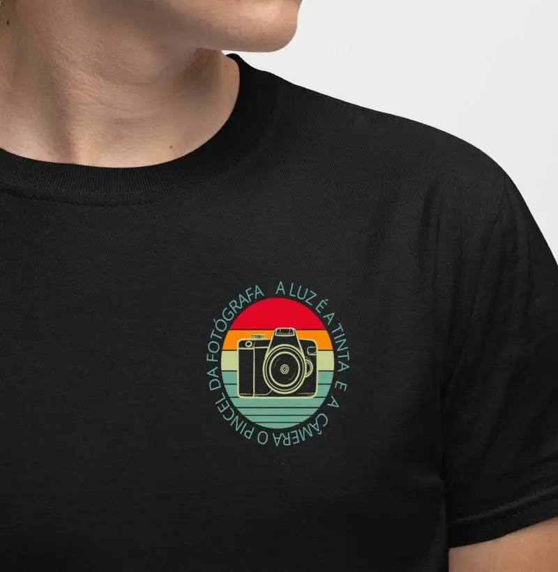 Camiseta feminina a luz é a tinta 