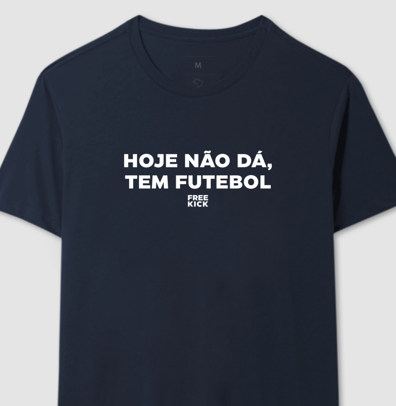 CAMISETA FREE KICK HOJE NÃO DÁ, TEM FUTEBOL LOGO BRANCO