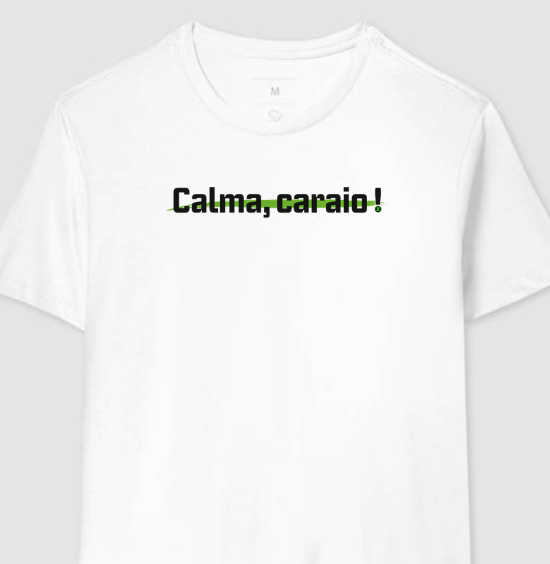 Camiseta Branca - Frase “CALMA, CARAIO!” DXP STORE