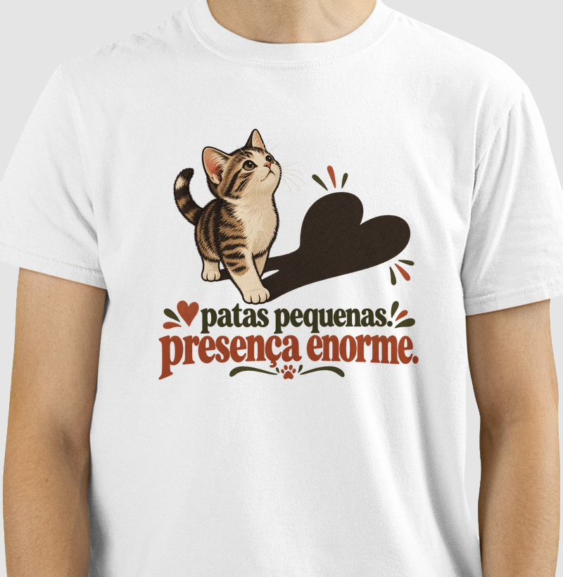Camiseta Gato "patas pequenas, presença enorme" | Pelo & Pano