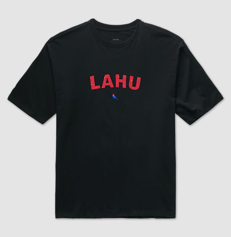 “Vista o poder do simples. LAHU é mais que uma marca — é uma atitude. Para quem voa alto e não tem medo de ser notado.” - Camiseta Oversized