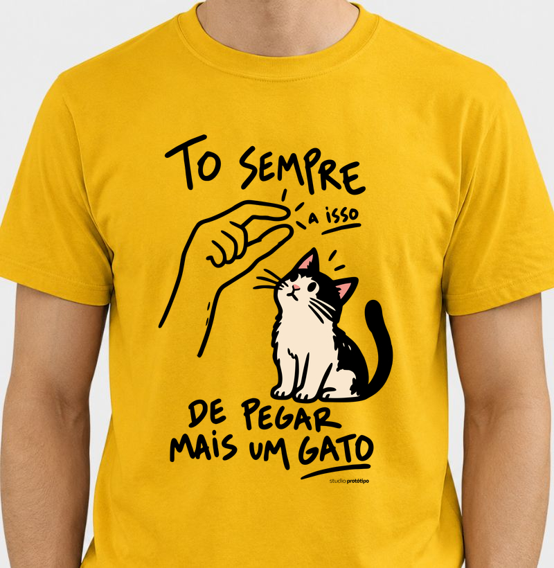 Camiseta Tô Sempre a Isso de Pegar Mais um Gato