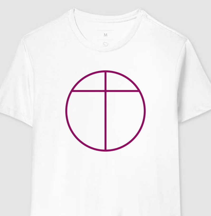 Camiseta preta com cruz estilizada de Opus Dei