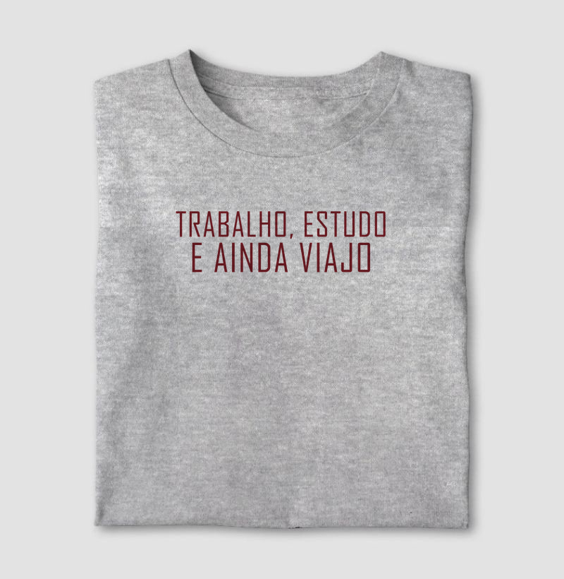 Camiseta Trabalho, Estudo e Ainda Viajo - Camiseta