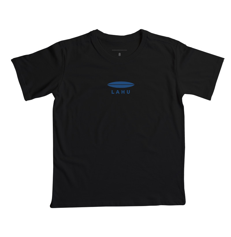 Minimalista, elegante e poderosa — essa estampa da LAHU traduz força e sofisticação em cada linha. O design limpo, com formas precisas e o azul profundo, transmite confiança e equilíbrio, evocando a energia do mar e o espírito livre de quem sabe o que quer.
