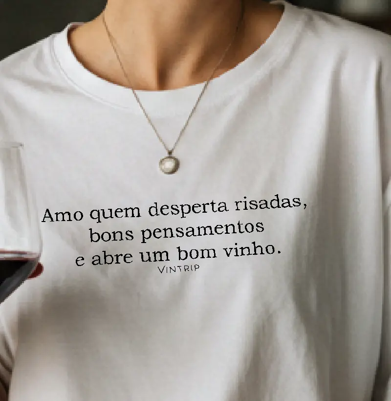 Amo quem desperta risadas, bons pensamentos e abre um bom vinho.