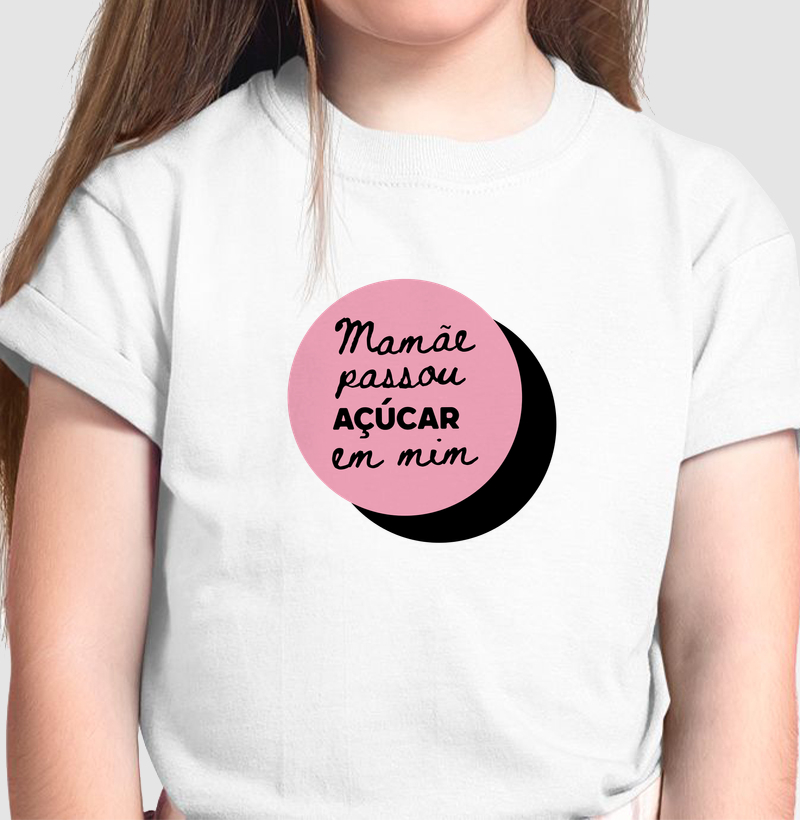 Camiseta infantil Mamãe passou açúcar em mim - ilustração cor de rosa - Algodão Premium