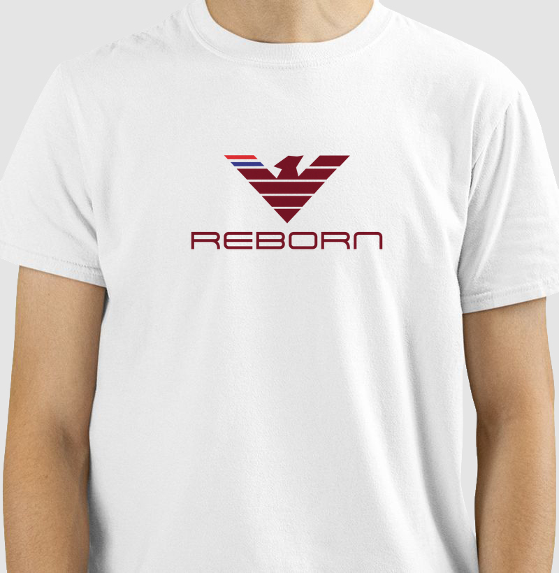 REBORN — RENASCER. MAIS FORTE. MAIS ALTO. Uma obra de arte no peito. Acima, a fênix — imponente, elegante, em tons que brilham com nobreza sobre o branco puro. Suas linhas são precisas, definidas, perfeitas: não é só um símbolo, é a promessa de quem nunca se deita.
