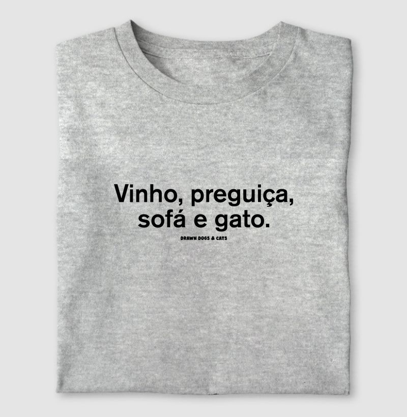 Vinho, preguiça, sofá e gato