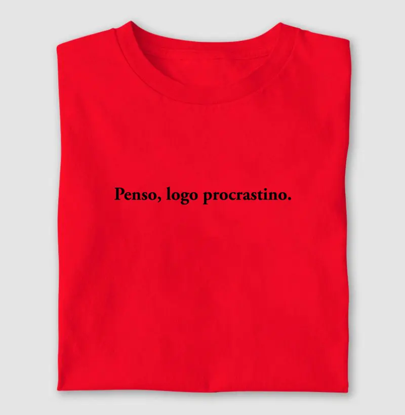 Camiseta penso, logo procastino. 