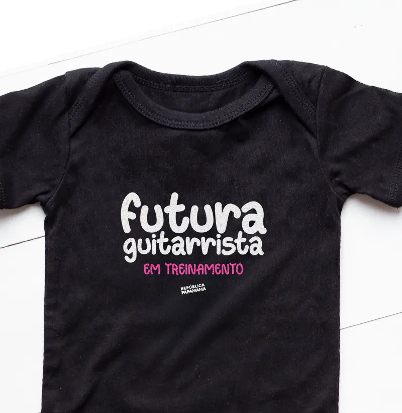 Futura guitarrista em treinamento