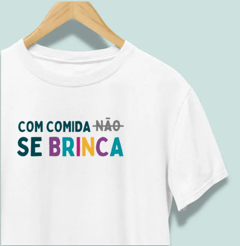Camiseta | Com comida se brinca