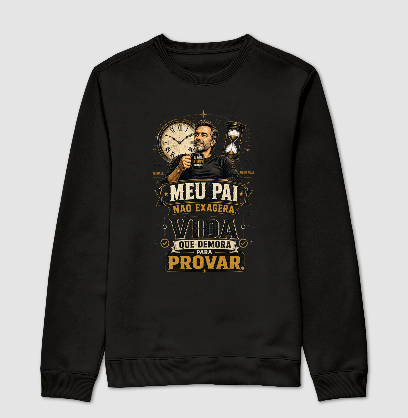 Meu Pai Não Exagera. A Vida Que Demora Para Provar.  Alguns pais parecem exagerar quando fazem um alerta. Mas, com o passar do tempo, aquilo que parecia excesso de preocupação acaba se revelando apenas experiência falando mais alto. Esta estampa celebra, com humor e inteligência, aquele pai cuja maior aliada sempre foi a realidade.  Com uma estética vintage premium e elementos que simbolizam tempo, paciência e confirmação, o design transmite a ideia de que a sabedoria não nasce de adivinhações, mas de anos observando padrões, aprendendo com os erros e acumulando vivências. Uma peça marcante para quem entende que certas verdades apenas demoram para acontecer.  Perfeita para presentear o pai que nunca exagerou — apenas enxergou antes. Uma camiseta elegante, cheia de personalidade e identificação, para homenagear quem transformou experiência em um dos maiores presentes que pode oferecer à família.