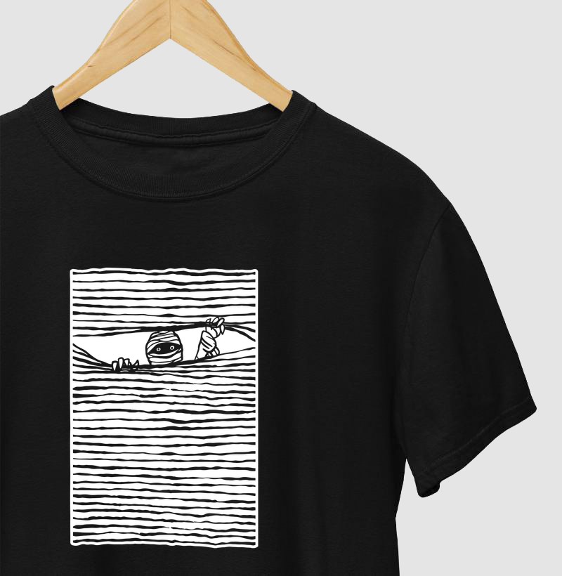 Camiseta Algo na Escuridão - Camiseta