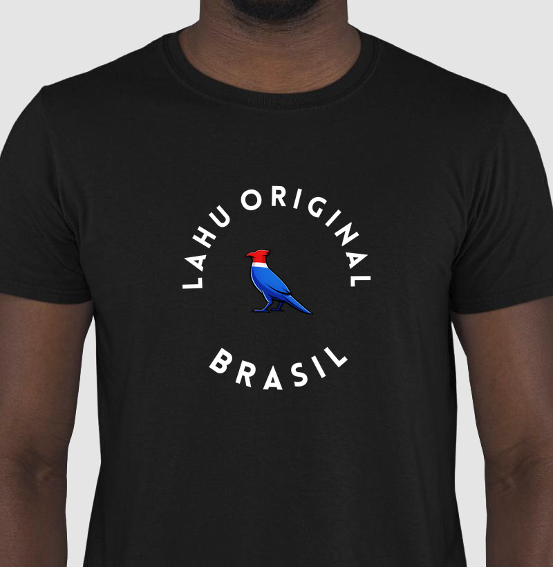 “Vista o poder da originalidade. A Lahu Original Brasil traz um design minimalista que fala alto — moderno, autêntico e 100% brasileiro. Para quem vive com estilo e atitude.” - Camiseta