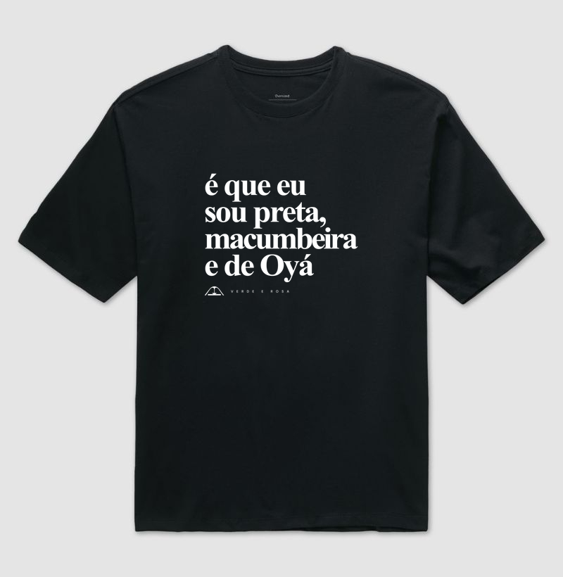 É que eu sou preta, macumbeira e de Oyá - Camiseta Oversized