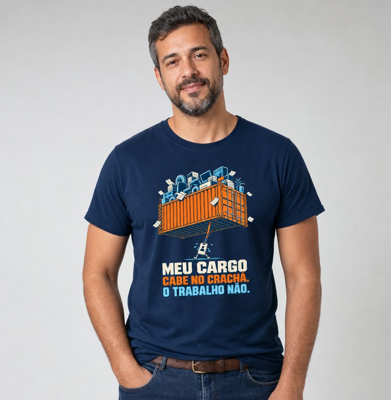 Meu cargo cabe no crachá. O trabalho não — Camiseta