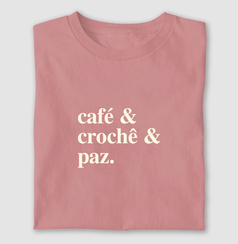 Camiseta Frase Café, Crochê e Paz