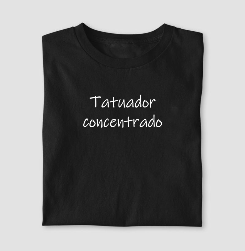 Tatuador concentrado