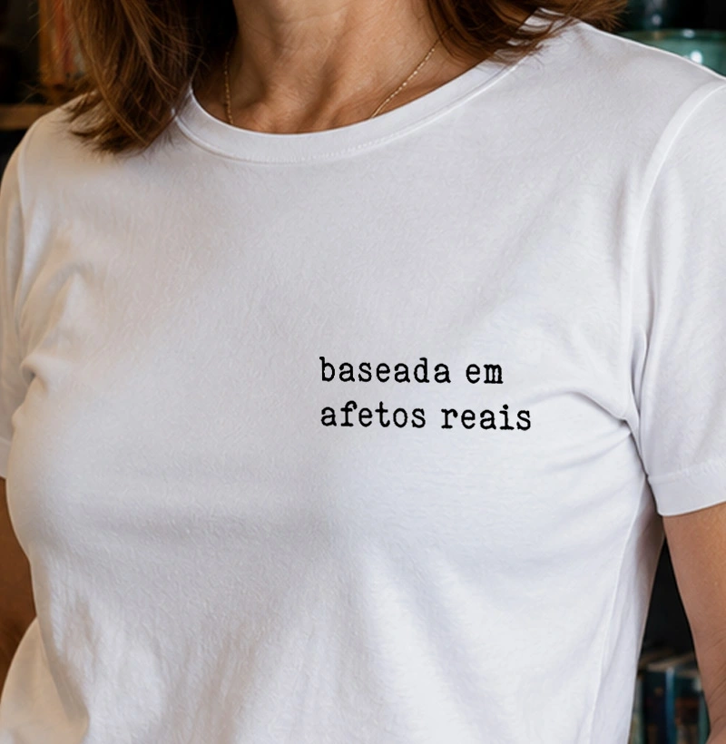 Baseada em afetos reais - minimalista - Camiseta