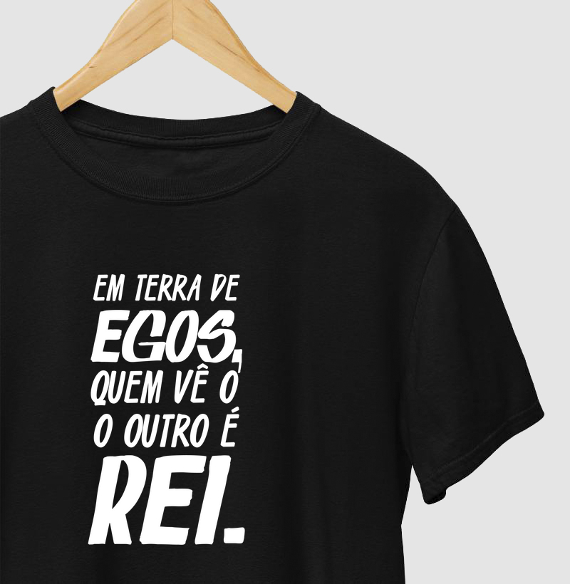 Em terra de egos, quem vê o outro é rei