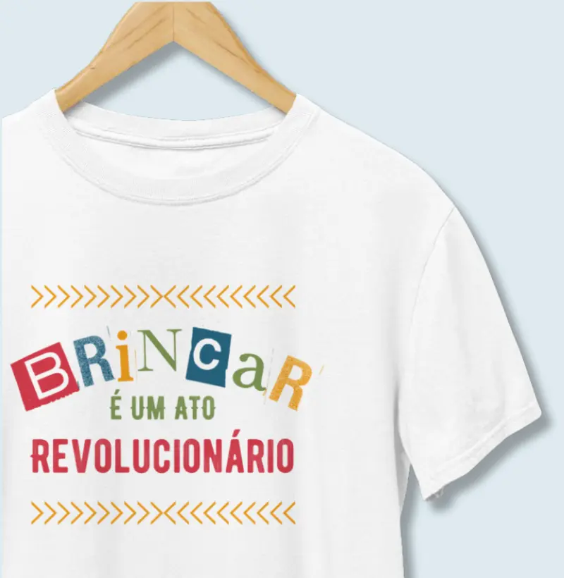 Brincar é um ato revolucionário! - Camiseta