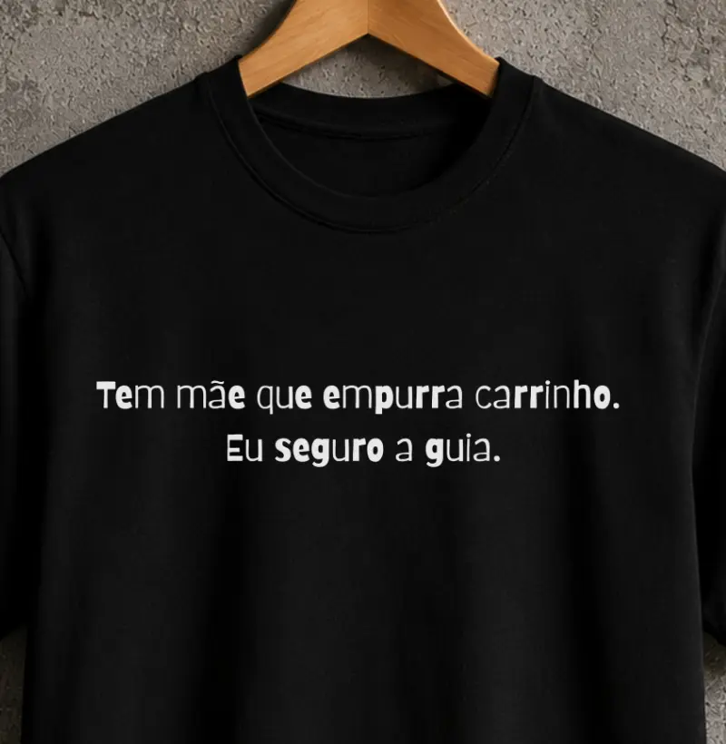 Tem mãe que empurra carrinho eu seguro a guia