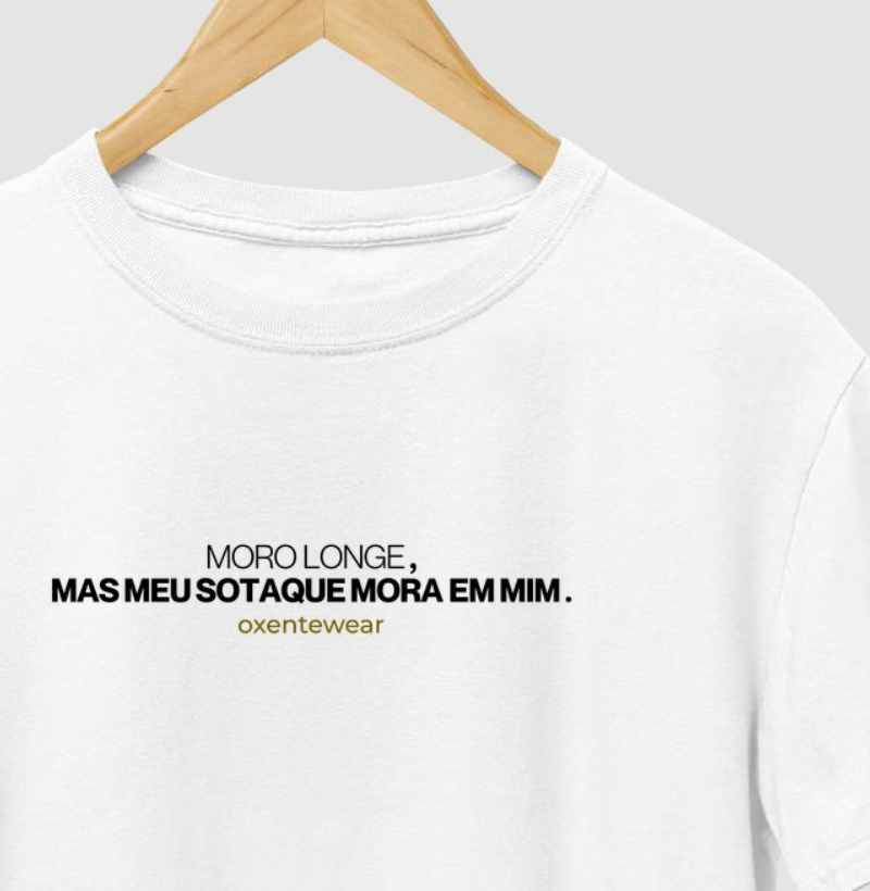 Camiseta "Moro longe, mas meu sotaque mora em mim."