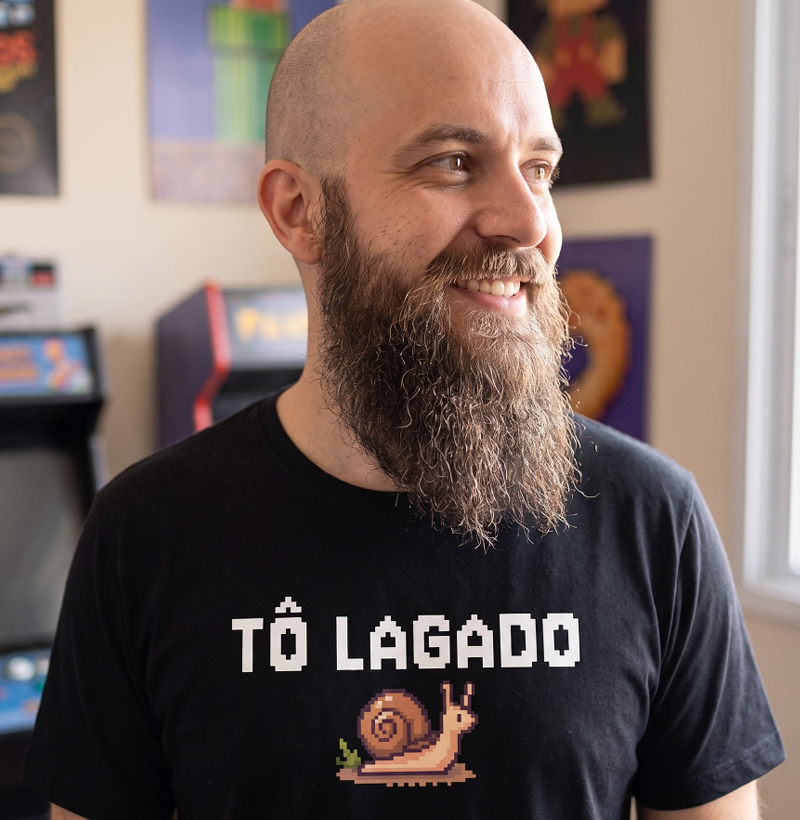 Camiseta Masculina Gamer "Tô Lagado" – Edição Caracol Pixel Art