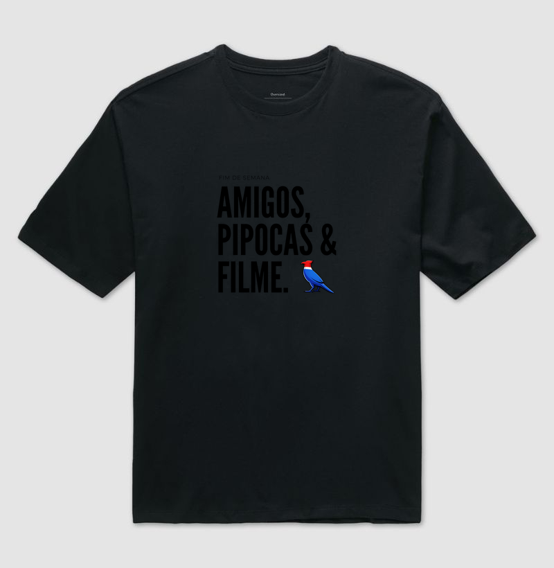 Essa estampa combina com quem tem um estilo urbano e alegre. É uma peça que comunica personalidade e bom humor, ótima para usar em encontros de fim de semana ou para presentear alguém que adora cinema e diversão.