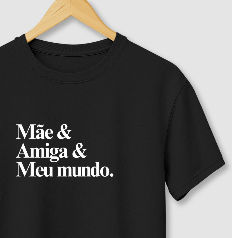 Camiseta "mãe, amiga e meu mundo".