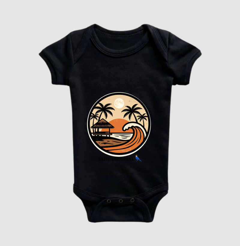 “Vista o pôr do sol, o som das ondas e o charme do Nordeste com a estampa Lahu Original. Um design que carrega o calor, a beleza e a alma das praias brasileiras — feita para quem vive o verão o ano inteiro.”