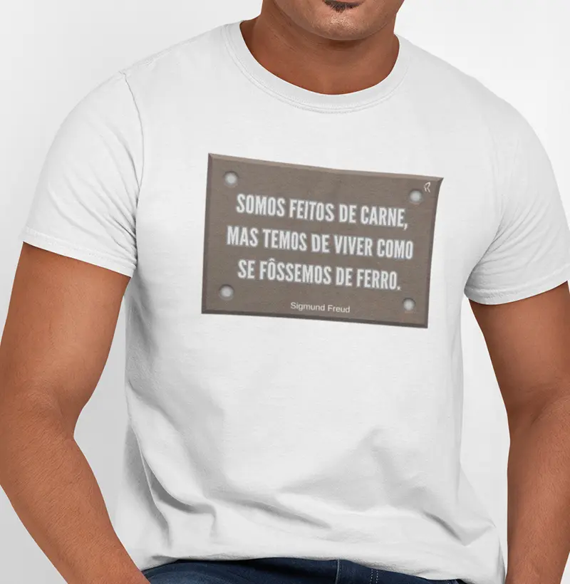Camiseta - Somos feitos de carne, mas temos de viver como se fôssemos de ferro