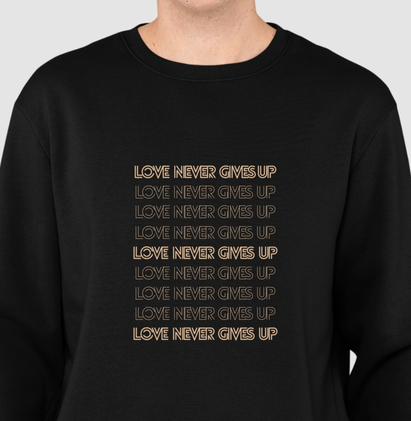 LOVE NEVER GIVES UP Suéter Moletom Slim estampa caramelo