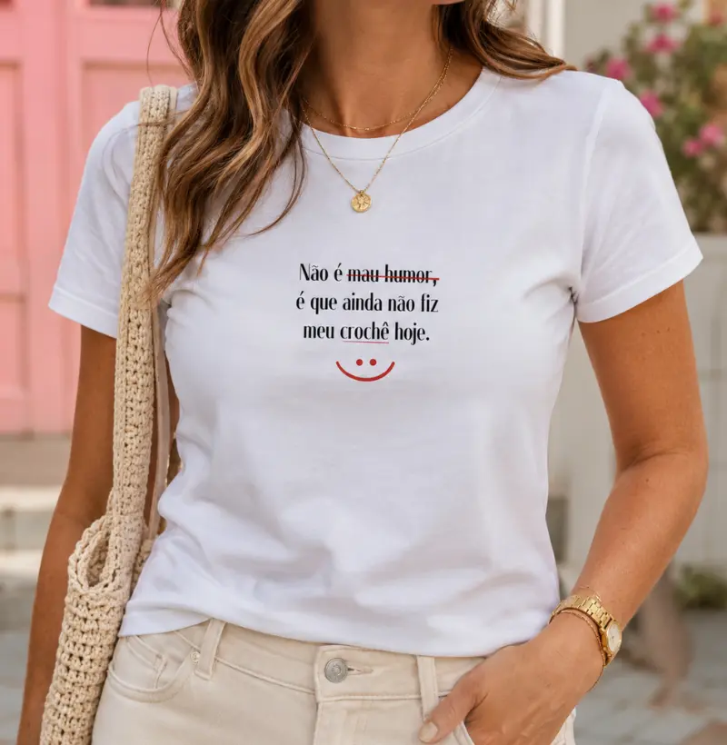 Camiseta Não é Mau Humor, É Que Ainda Não Fiz Meu Crochê Hoje