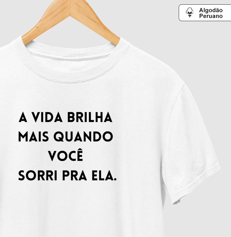 A vida brilha mais quando você sorri pra ela.